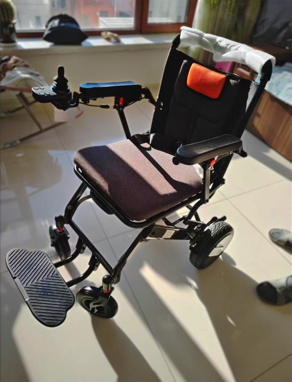 BME1027 Transit Electric Rollstuhl Indoor 01