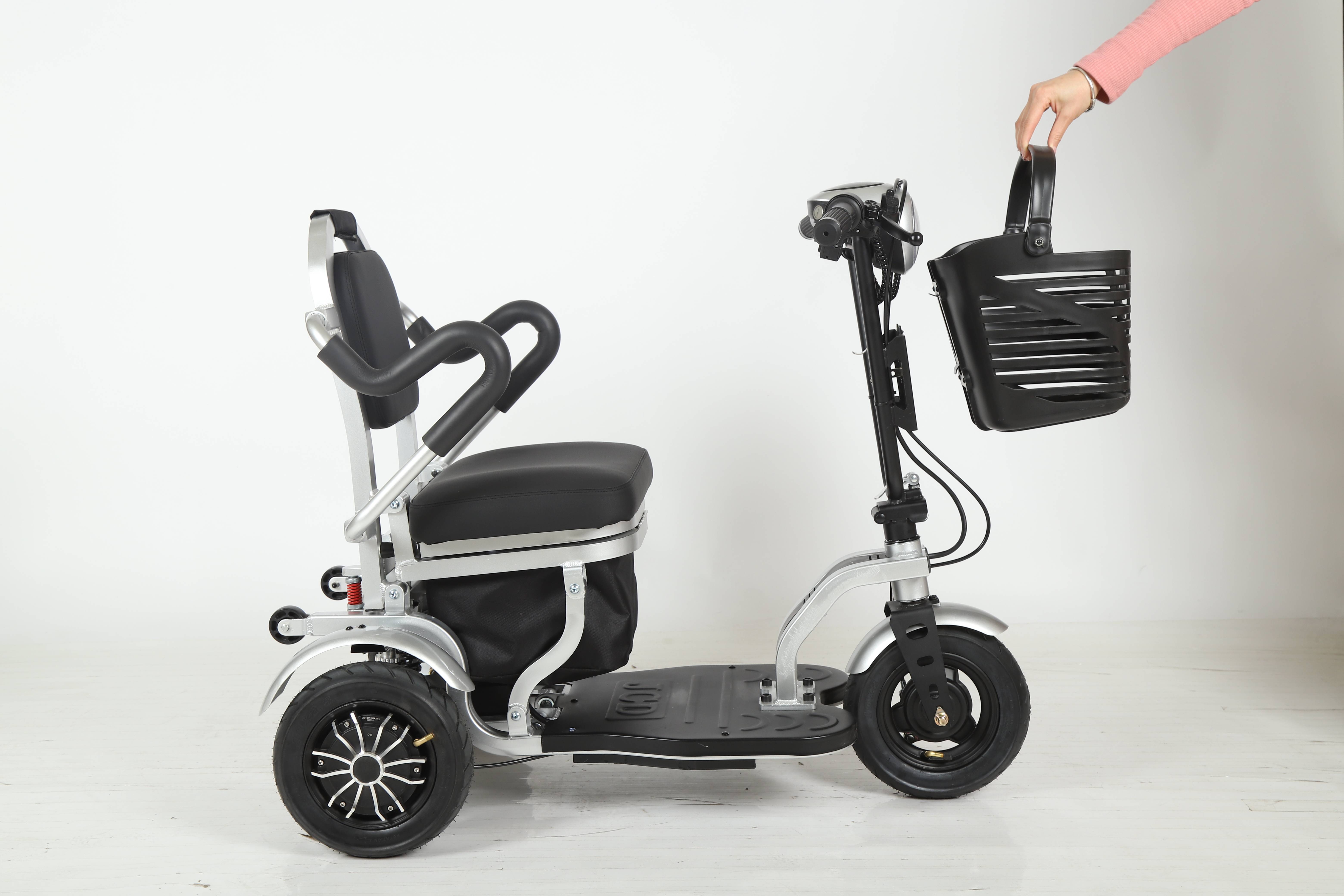 Alle Gelände bewertet Mobilitätsroller mit Trailer