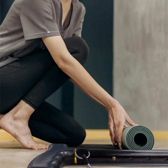 Yoga- und Dehnübungen mit Gehstöcken: Fitnessideen mit geringer Belastung für Benutzer von Gehhilfen und Gehhilfen