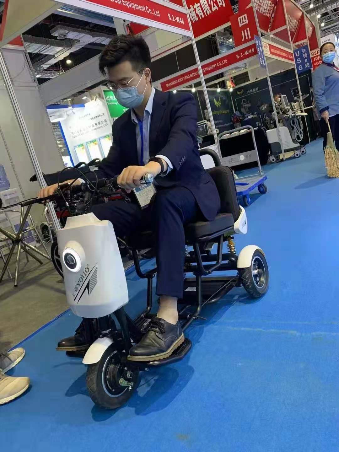 Alle Gelände bewertet Mobilitätsroller mit Trailer