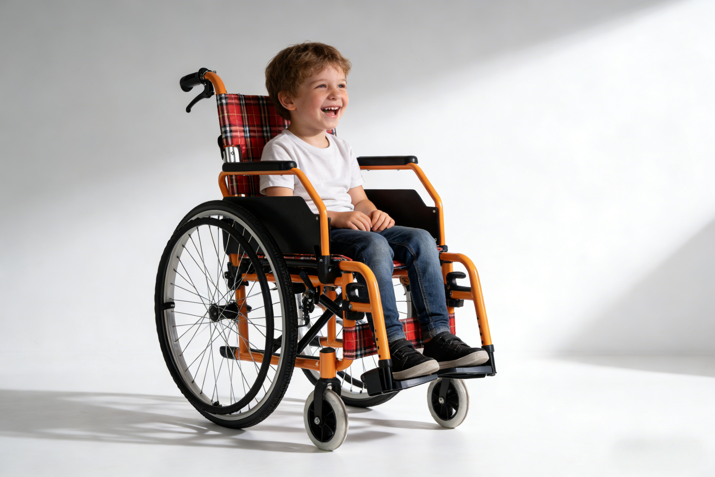 Ein gl&uuml;ckliches Kind im Kinderrollstuhl von Brother Medical